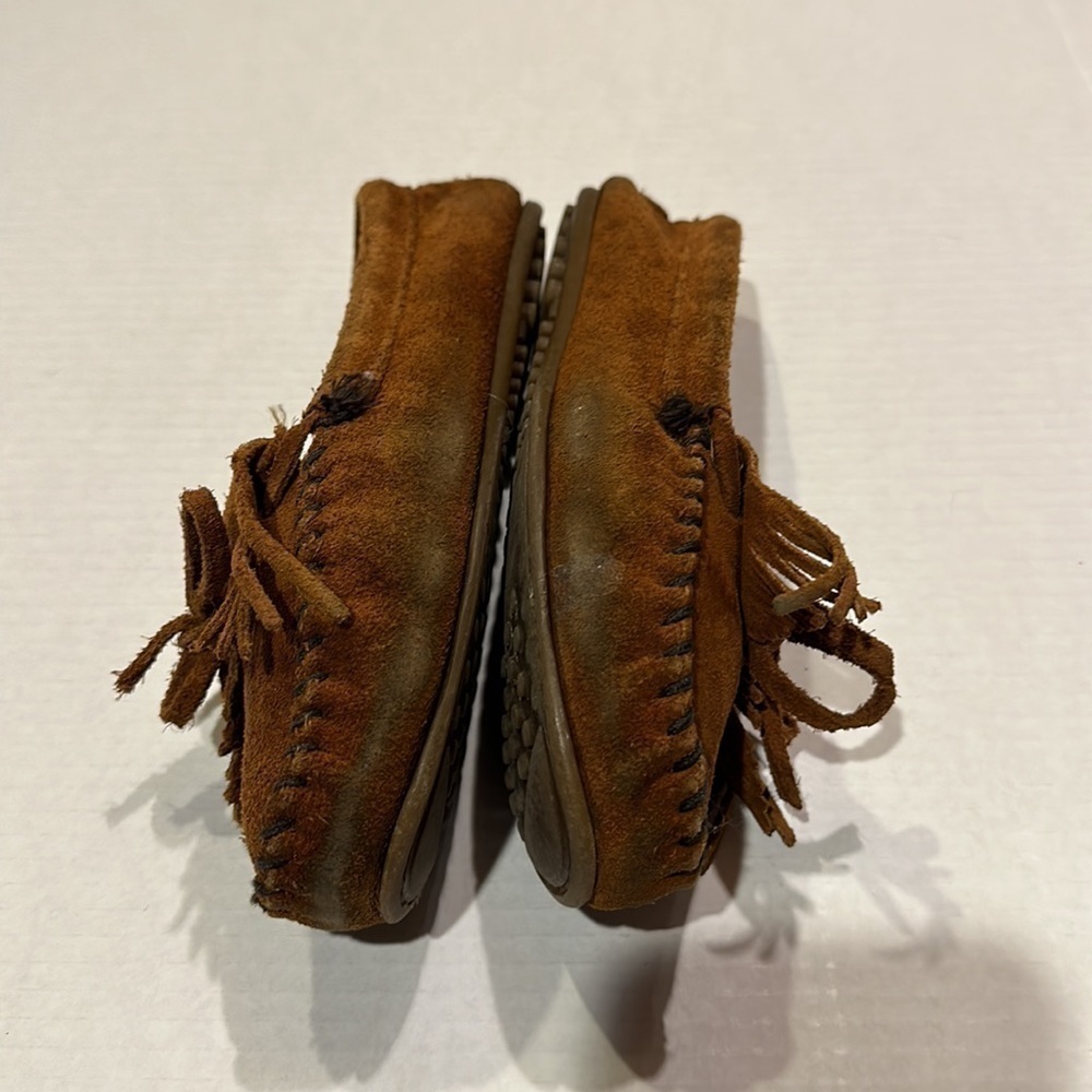 Minnetonka soft suede brown slippers with bow and fringe in front - Picture 5 of 9